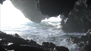 Cobijeru cave – sea breaking (5)