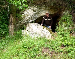 Cave above Oriñón resurgence