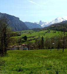 Naranjo de Bunes peak (far distance)